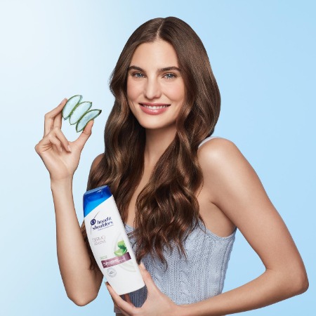 Macarena Achaga with the hair shampoo brand Head & Shoulders.
